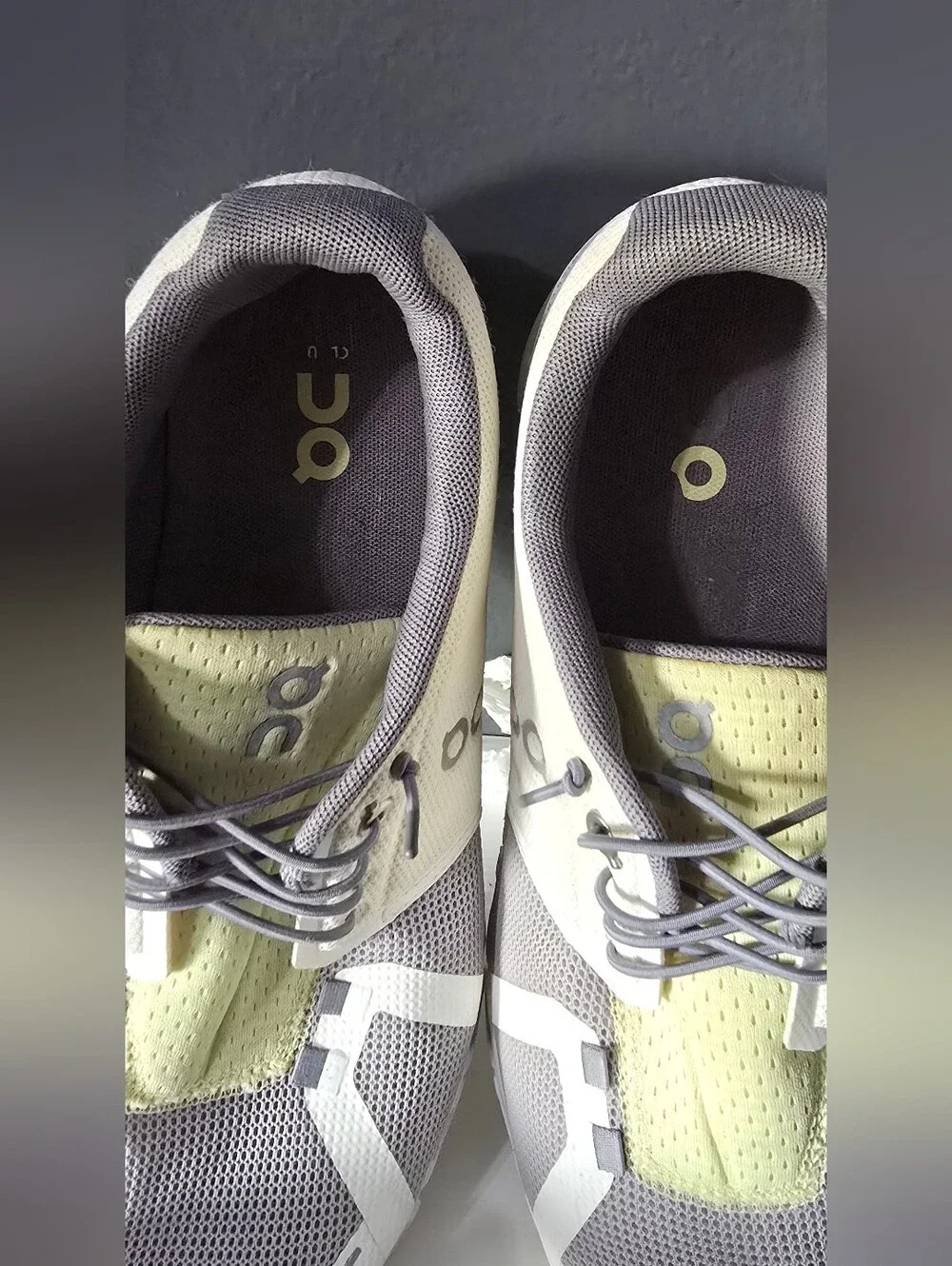 On Running Cloud 5 Push shoes in the Undyed White/Glacier